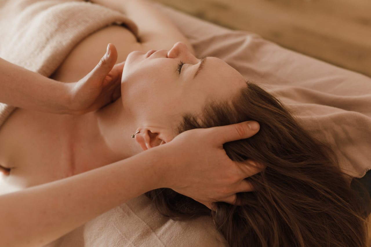 Une femme reçoit un massage cranien
