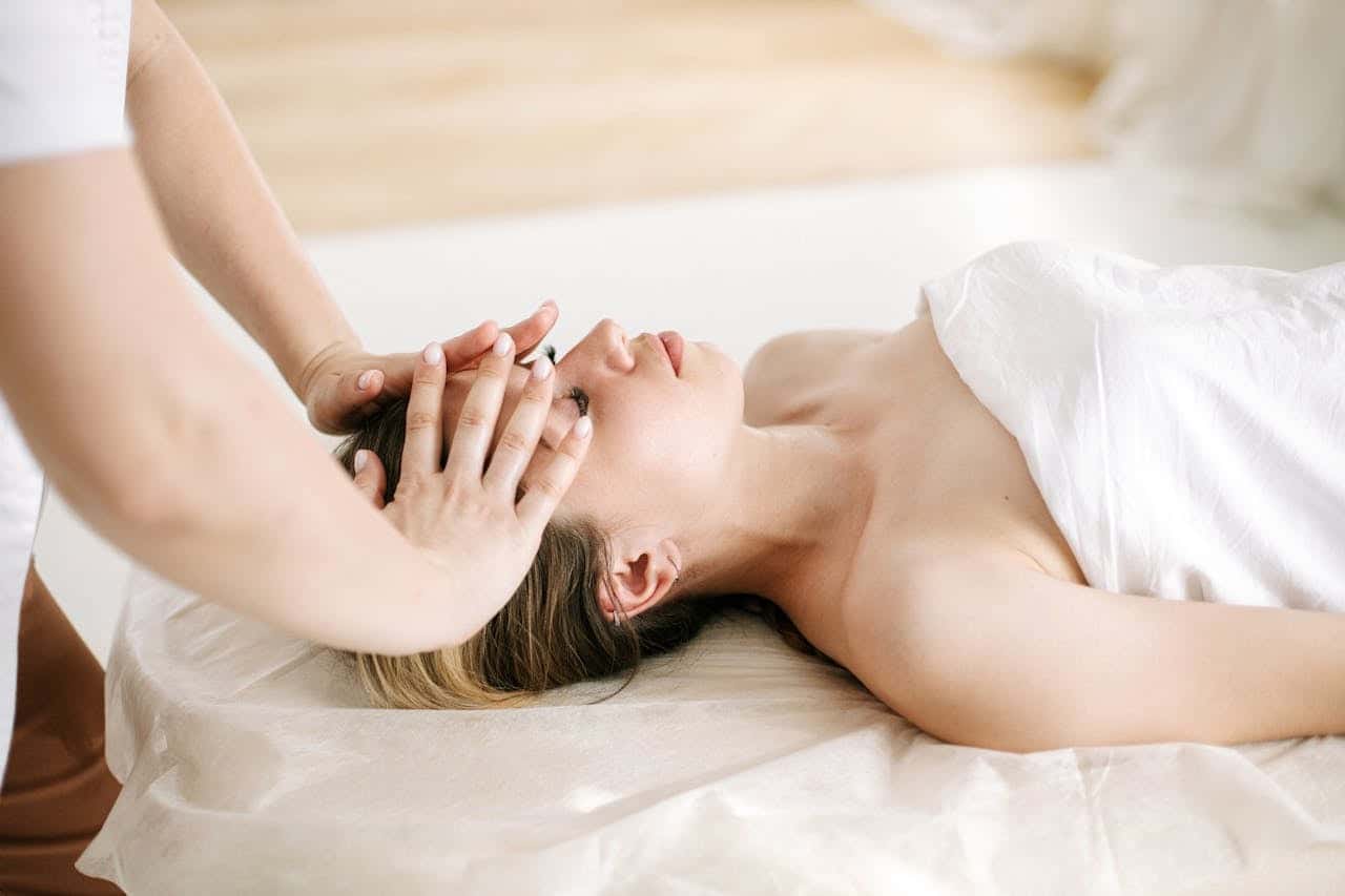 massage cranien : une femme se fait masser le crâne