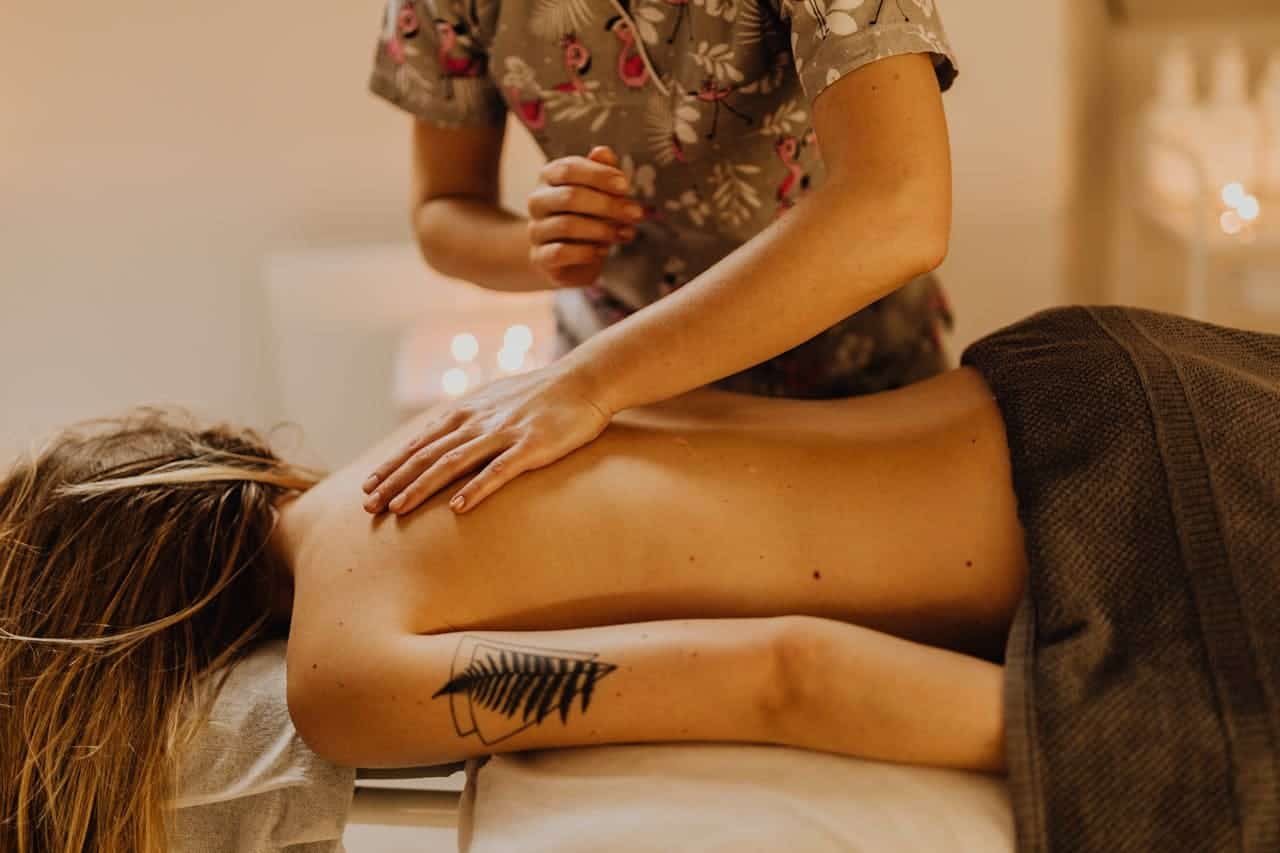 Une femme se fait masser le dos pendant un massage oriental