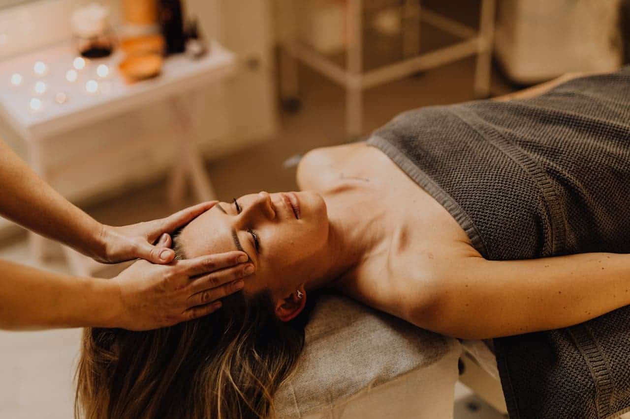Massage cranien : une femme se fait masser le cuir chevelu