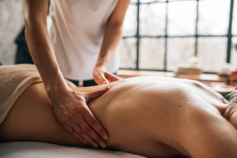 Une femme se fait masser les côtes durant un massage oriental