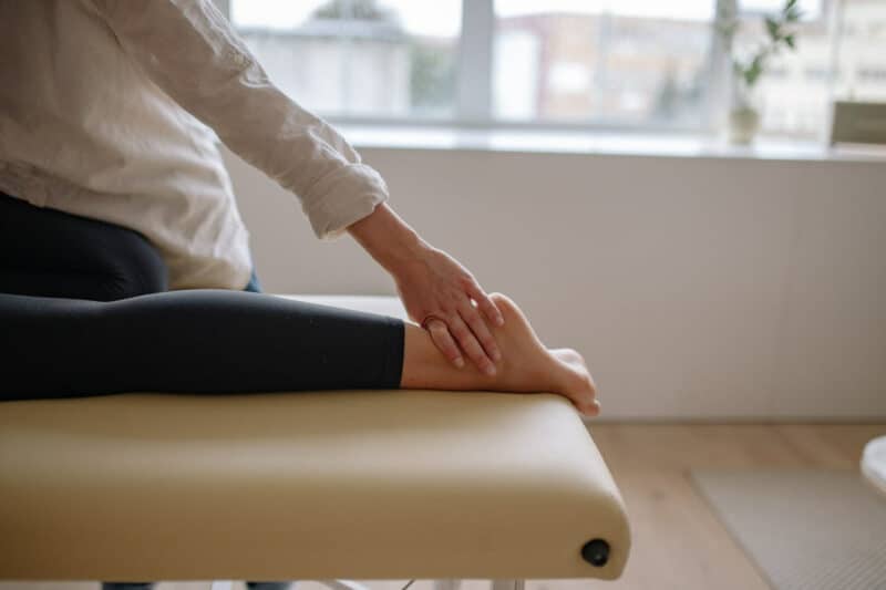 massage des pieds bienfaits : une femme se fait masser les pieds