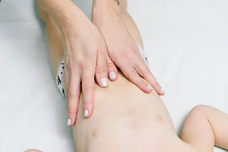 Une femme fait un massage bébé